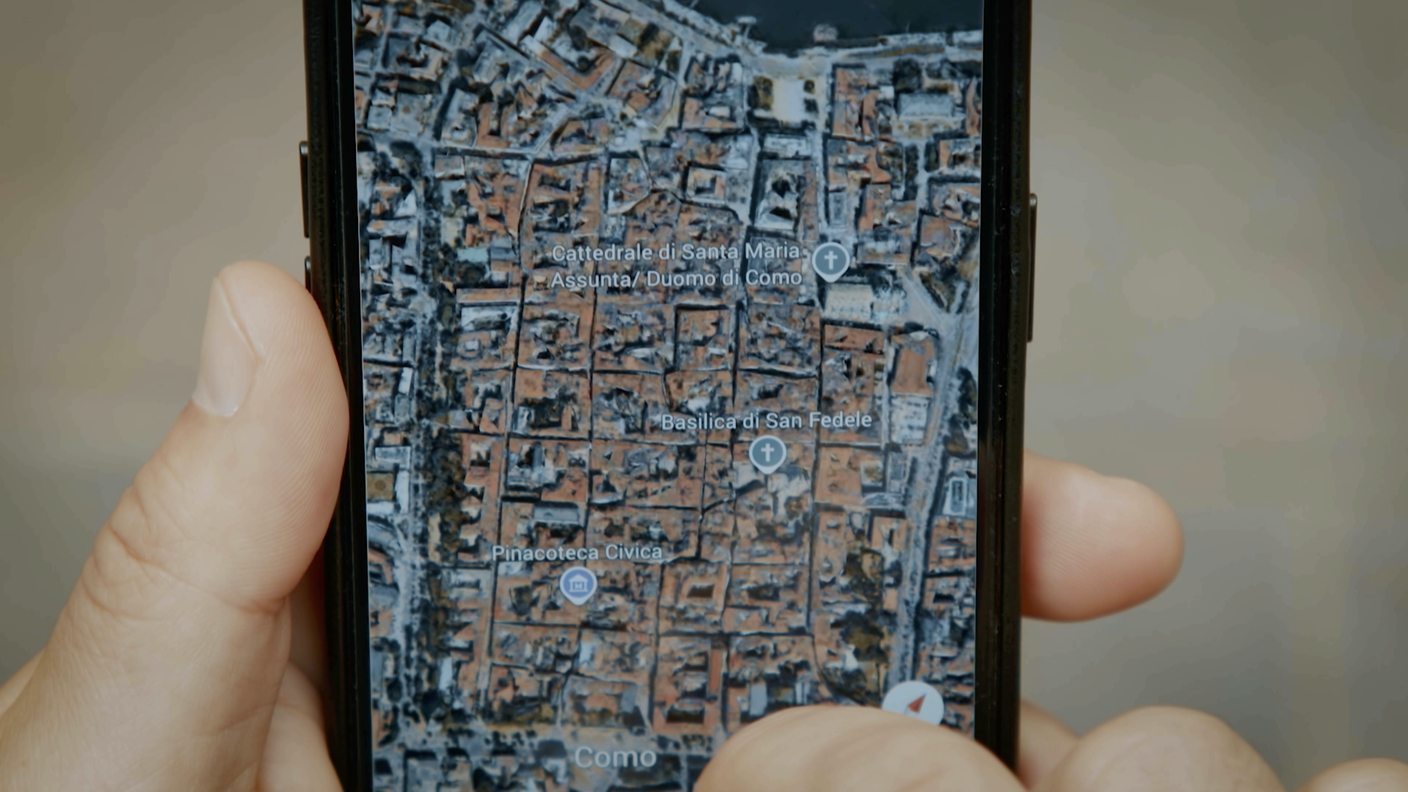 Como è stata fondata da Giulio Cesare. La città conserva ancora oggi la tipica struttura romana, con le strade ortogonali.