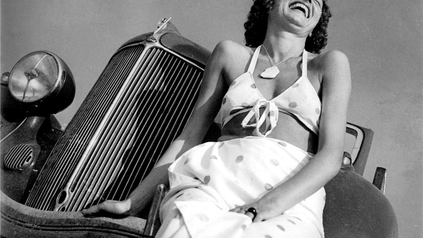 Lee Miller, Nusch Éluard seduta su un’auto. Golfe Juan, Francia, 1937