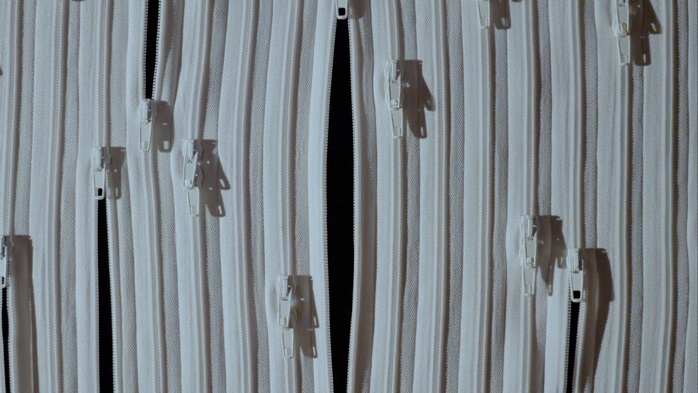 Particolare di un'opera a base di cerniere di Filippo Borella