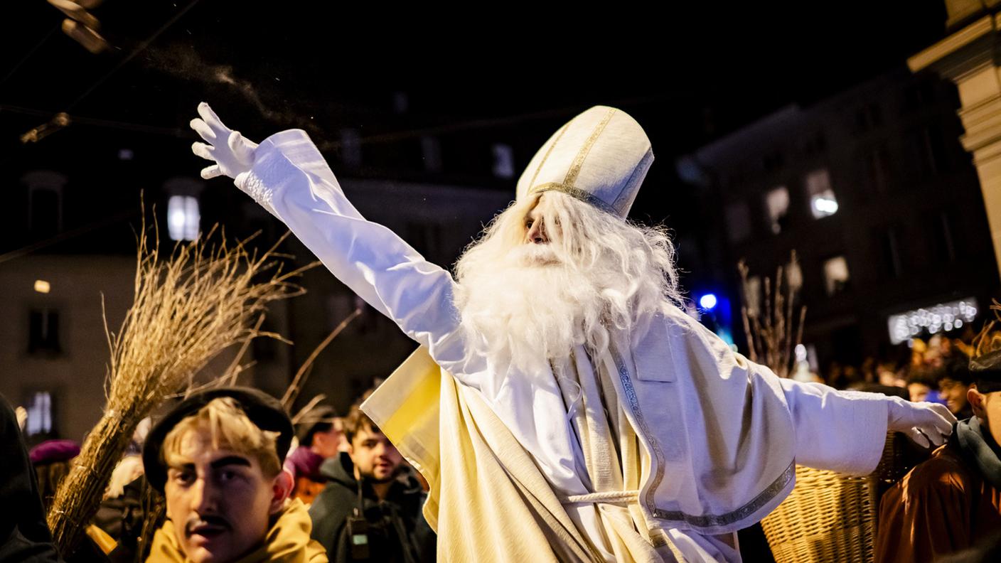 San Nicolao tra la folla per il lungo corteo
