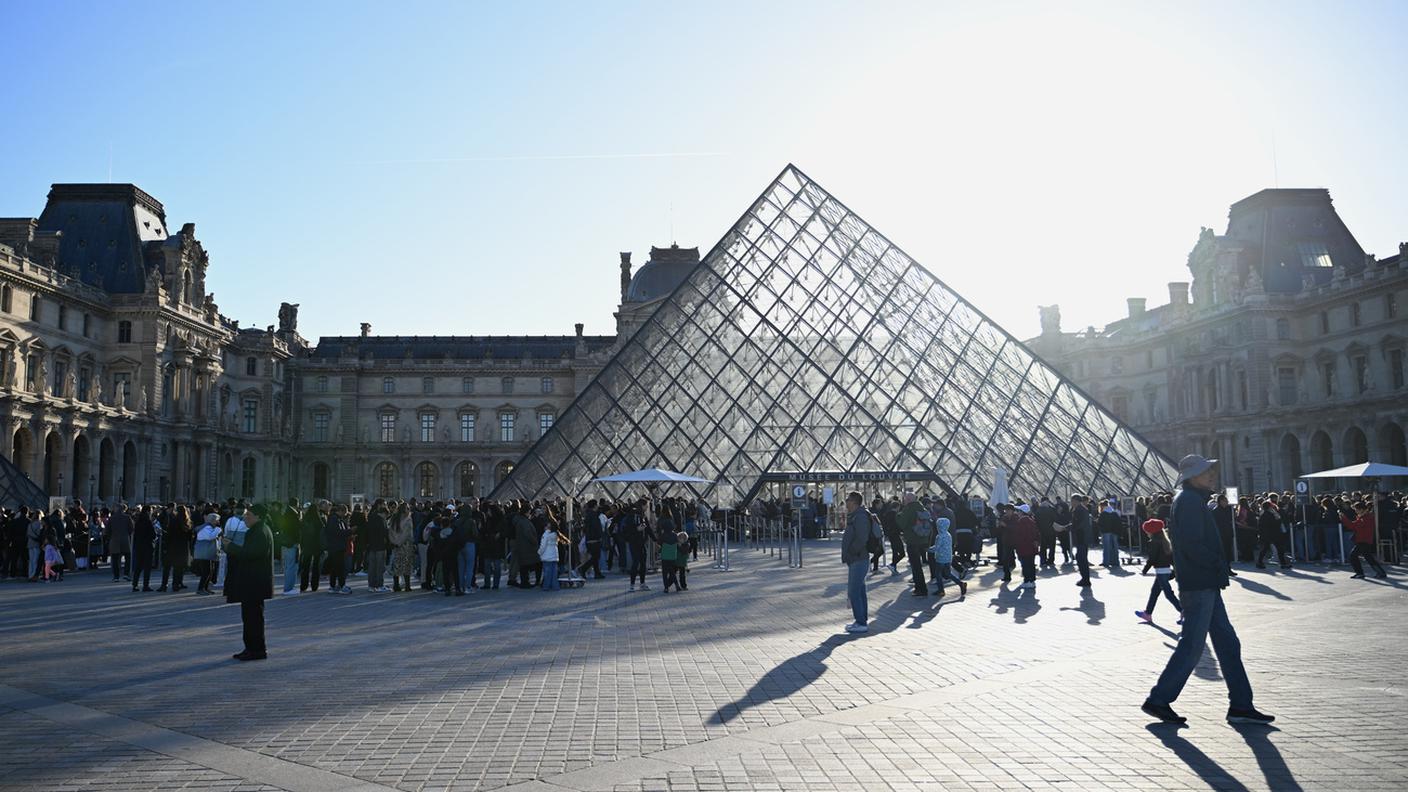 Il museo del Louvre sotto una cattiva luce