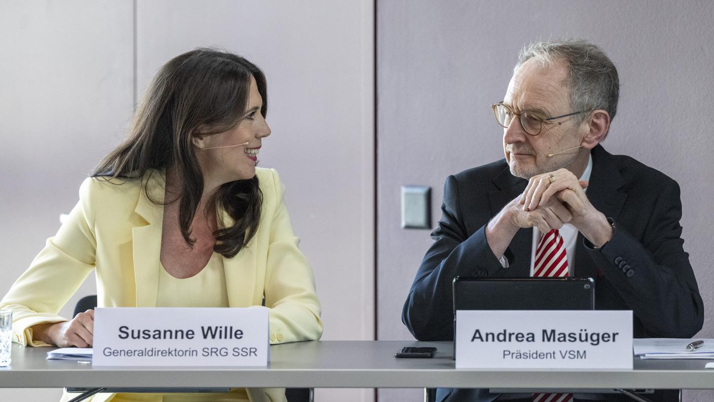 La direttrice generale della SRG, Susanne Wille, e il presidente dell'Associazione degli editori svizzeri (VSM), Andrea Masueger, los corso maggio durante la presentazione dell'accordo.