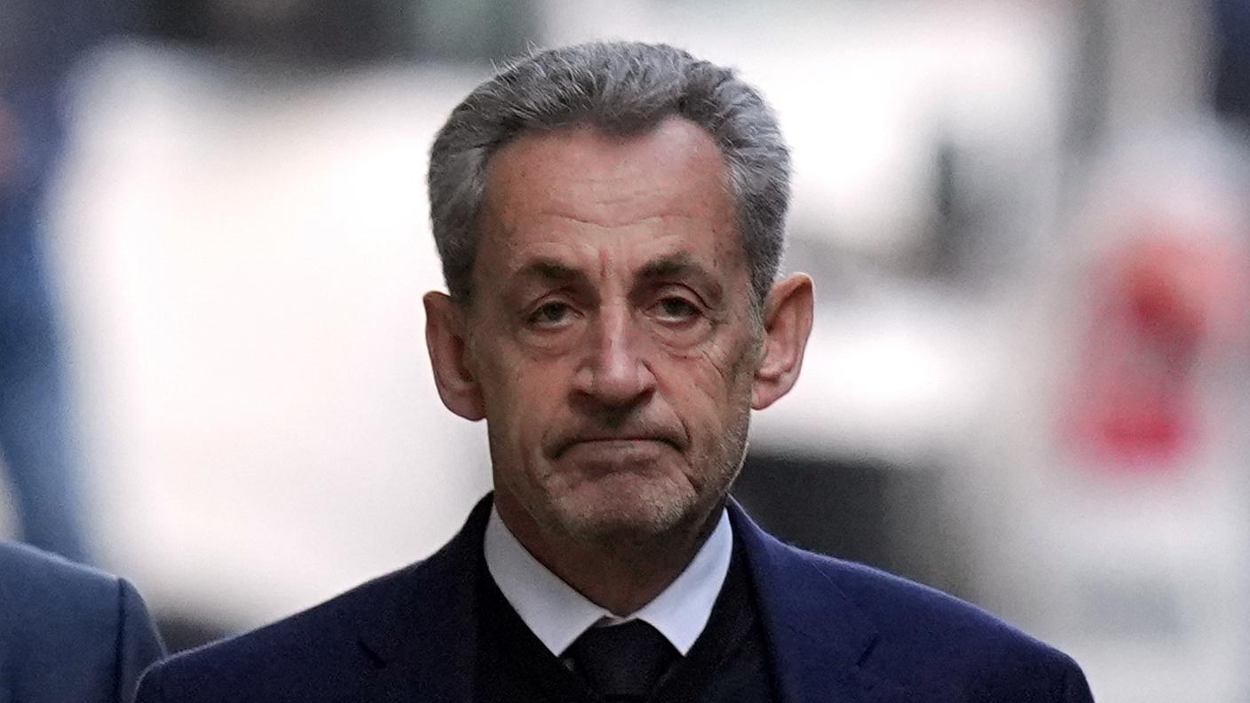 L'ex presidente francese Nicolas Sarkozy mentre si recava in prigione