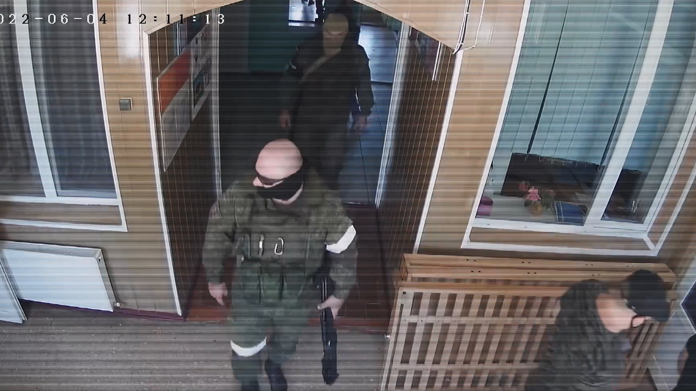 Immagini di telecamere a circuito chiuso che mostrano soldati russi entrare in un orfanotrofia a Khersone