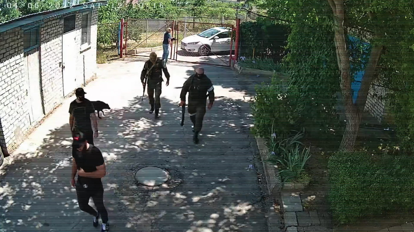 Immagini di telecamere a circuito chiuso che mostrano soldati russi entrare in un orfanotrofia a Khersone