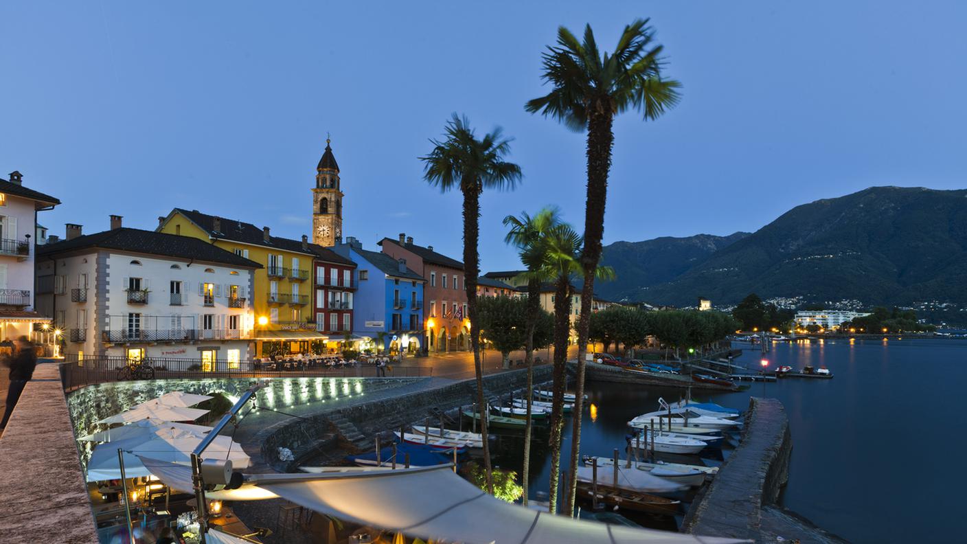 Un'immagine da cartolina dal lungolago di Ascona: la palma "ticinese" (Trachycarpus fortunei) dal 2024 è considerata fuorilegge dalla Confederazione, che ne proibisce la vendita. Le piante già presenti non vengono però toccate 