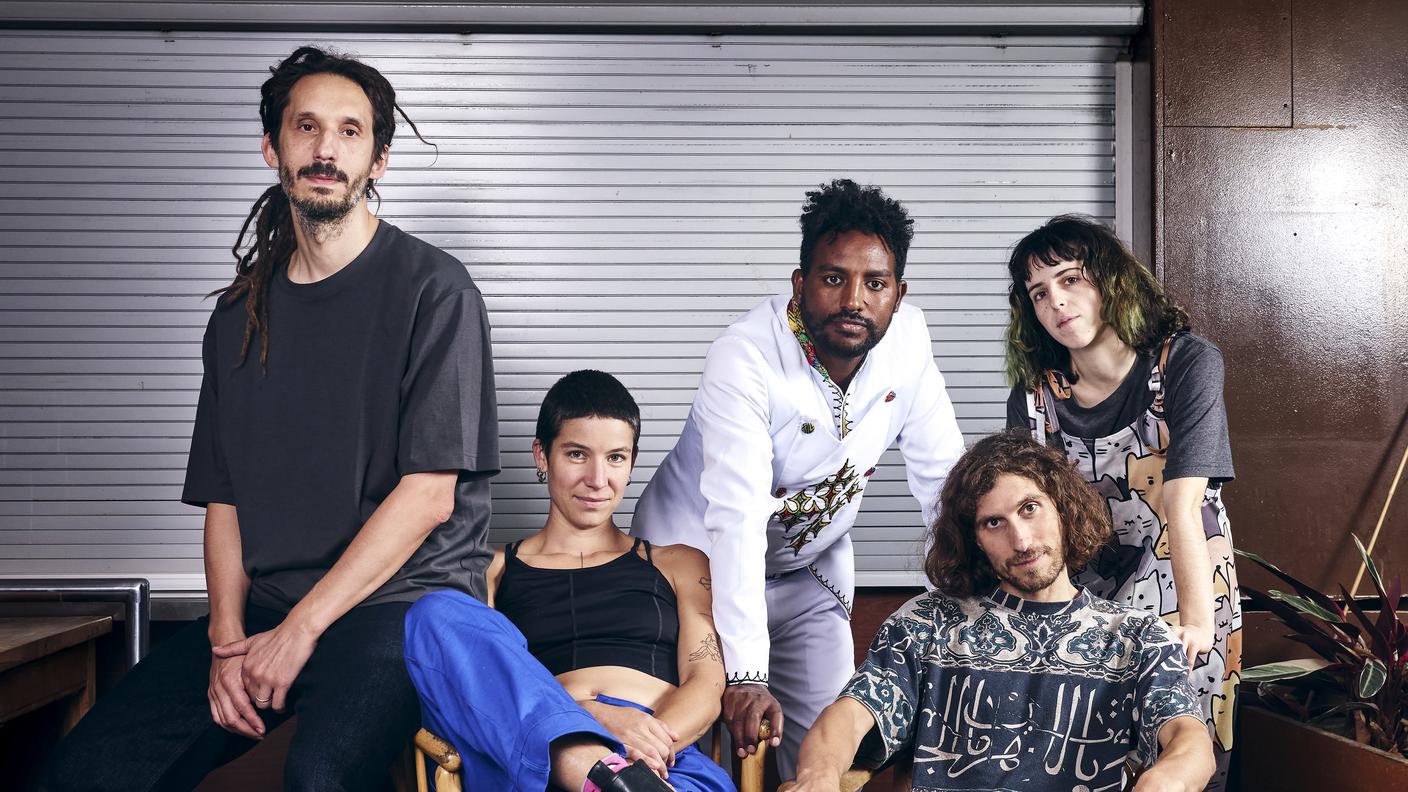 Yalla Miku. Da sinistra: Cyril Bondi, Emma Souhrace, Samuel Tesfagergsh, Cyril Yeterian e Louise Knobil 