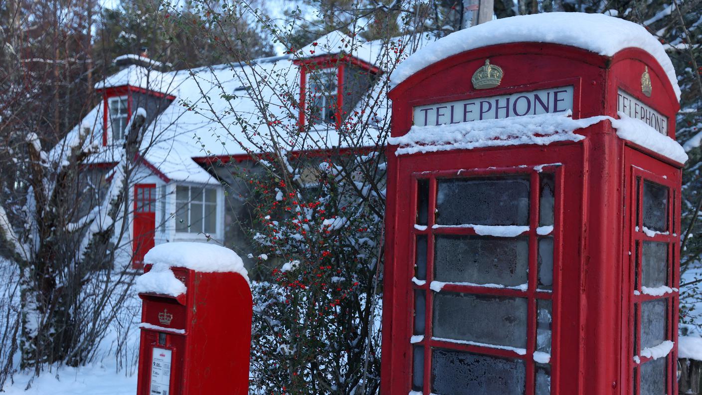La neve ricopre una cabina telefonica in Scozia