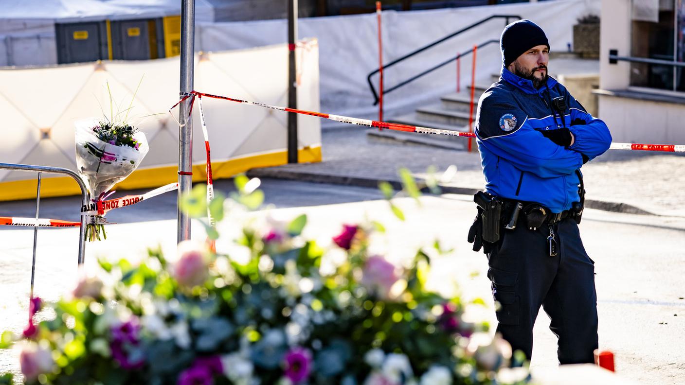 Davanti al bar la mattina del 1 gennaio, poche ore dopo l'incendio