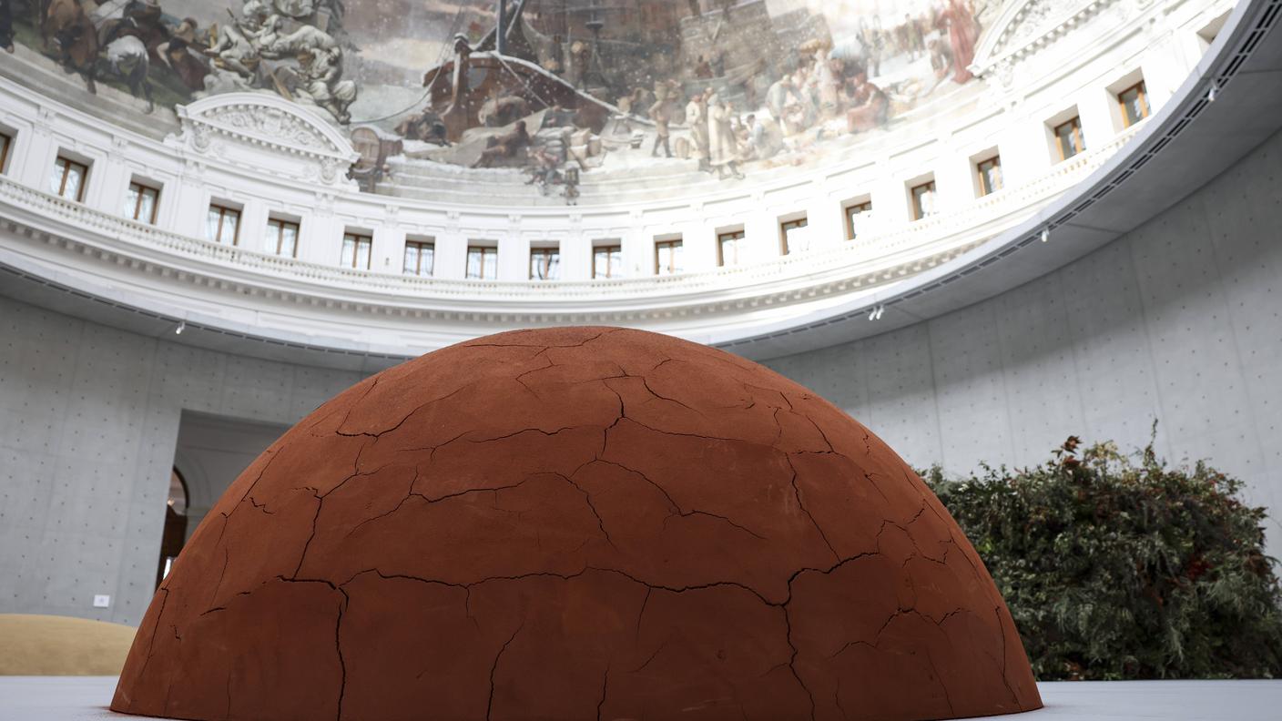 La mostra di Meg Webster alla Bourse de Commerce di Parigi