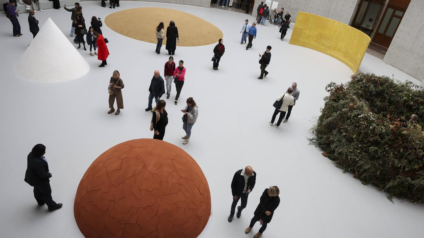 La mostra di Meg Webster alla Bourse de Commerce di Parigi