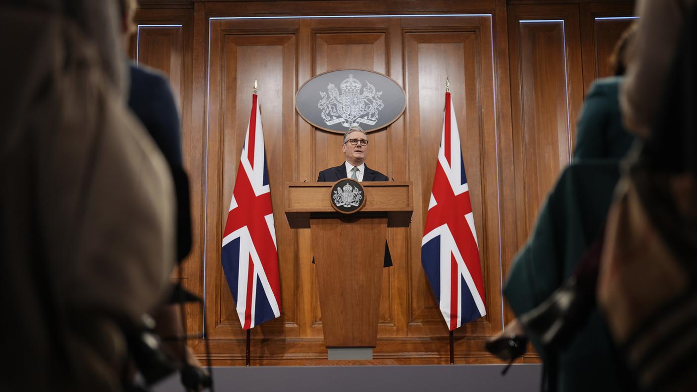 Il primo ministro del Regno Unito Keir Starmer parla a una conferenza stampa, lunedì 19 gennaio, in merito ai dazi minacciati dagli Stati Uniti per la Groenlandia