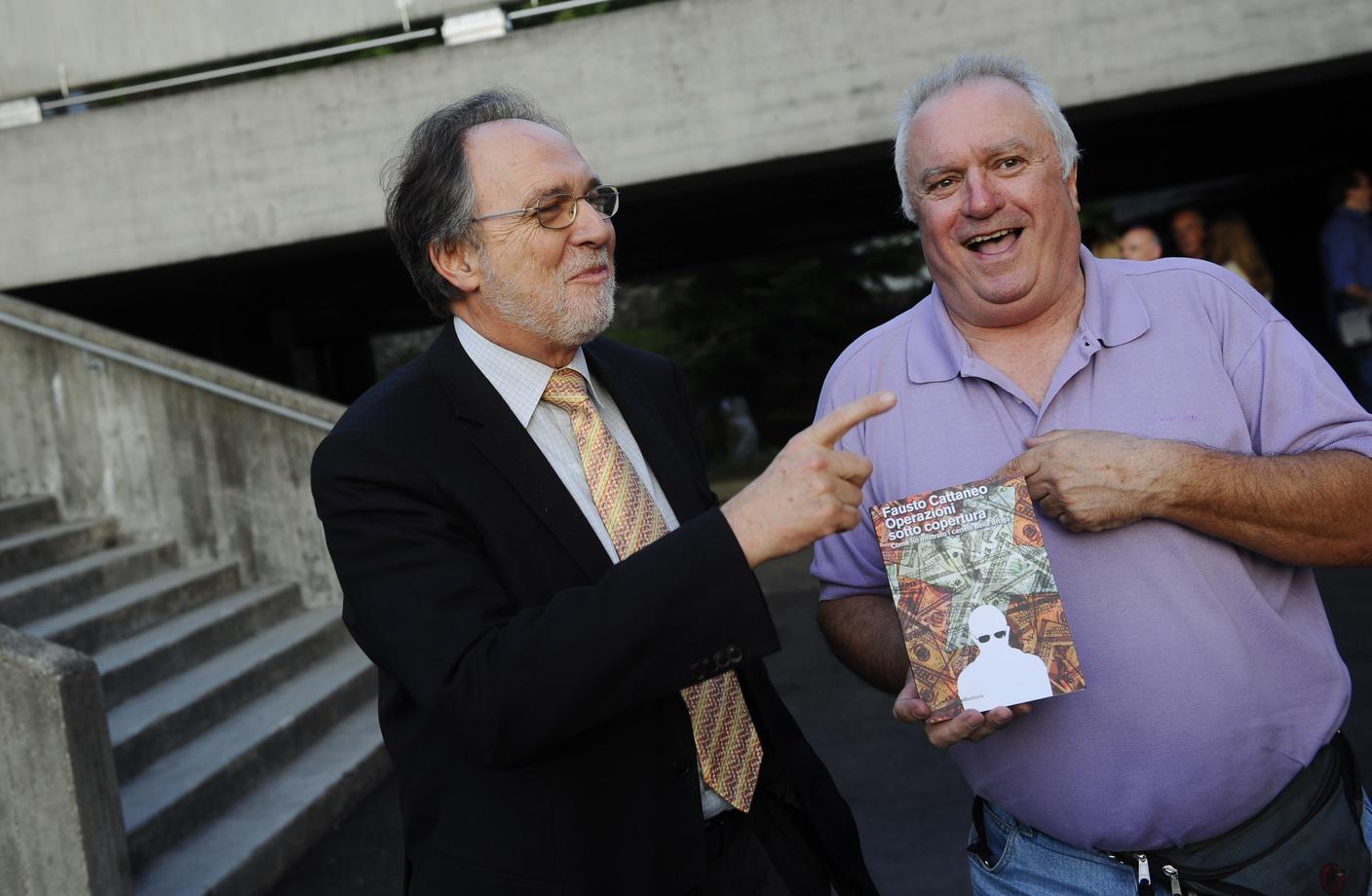 Mendrisio, 2010: Dick Marty (s) insieme a Fausto Cattaneo (d) in occasione della presentazione del libro "Operazioni sotto copertura. Come ho infiltrato i cartelli della droga", di Fausto Cattaneo