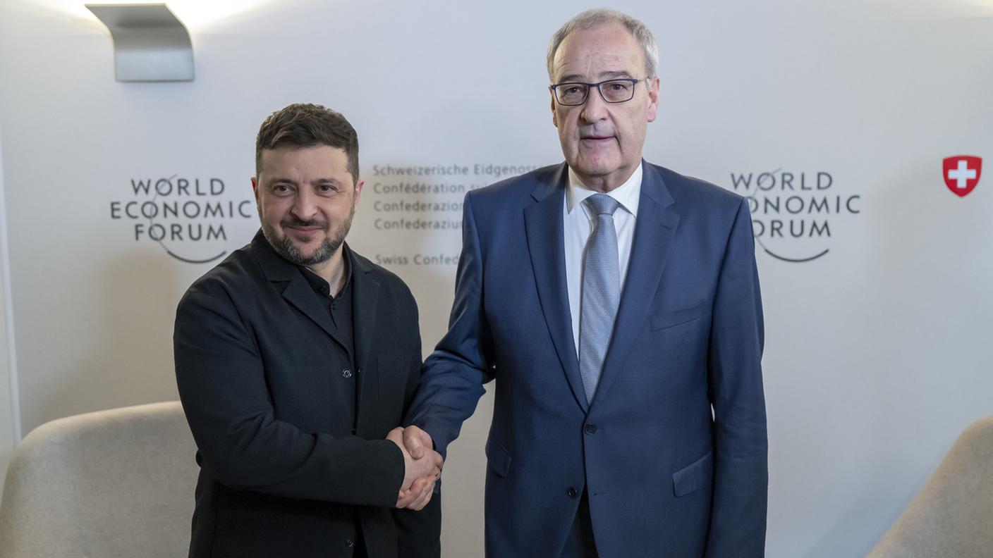 Il presidente ucraino Zelensky e il presidente della Confederazione Parmelin si sono incontrati per la prima volta al WEF