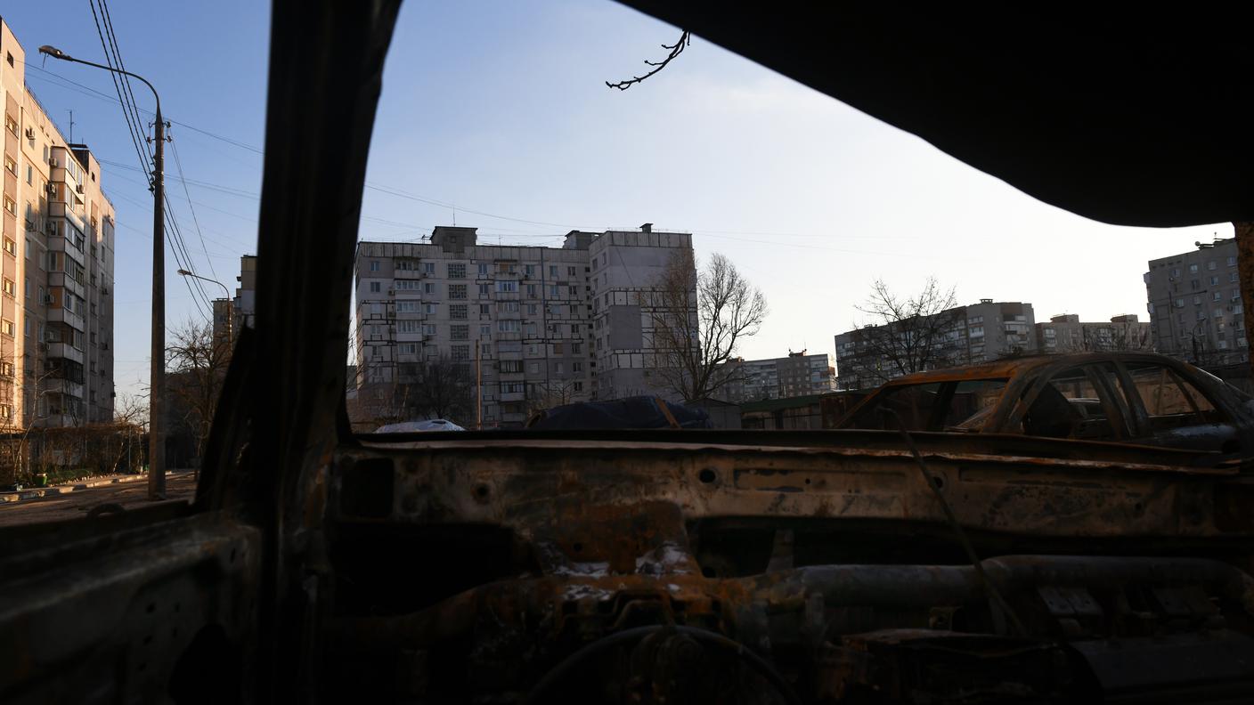 Auto carbonizzate dopo un attacco aereo