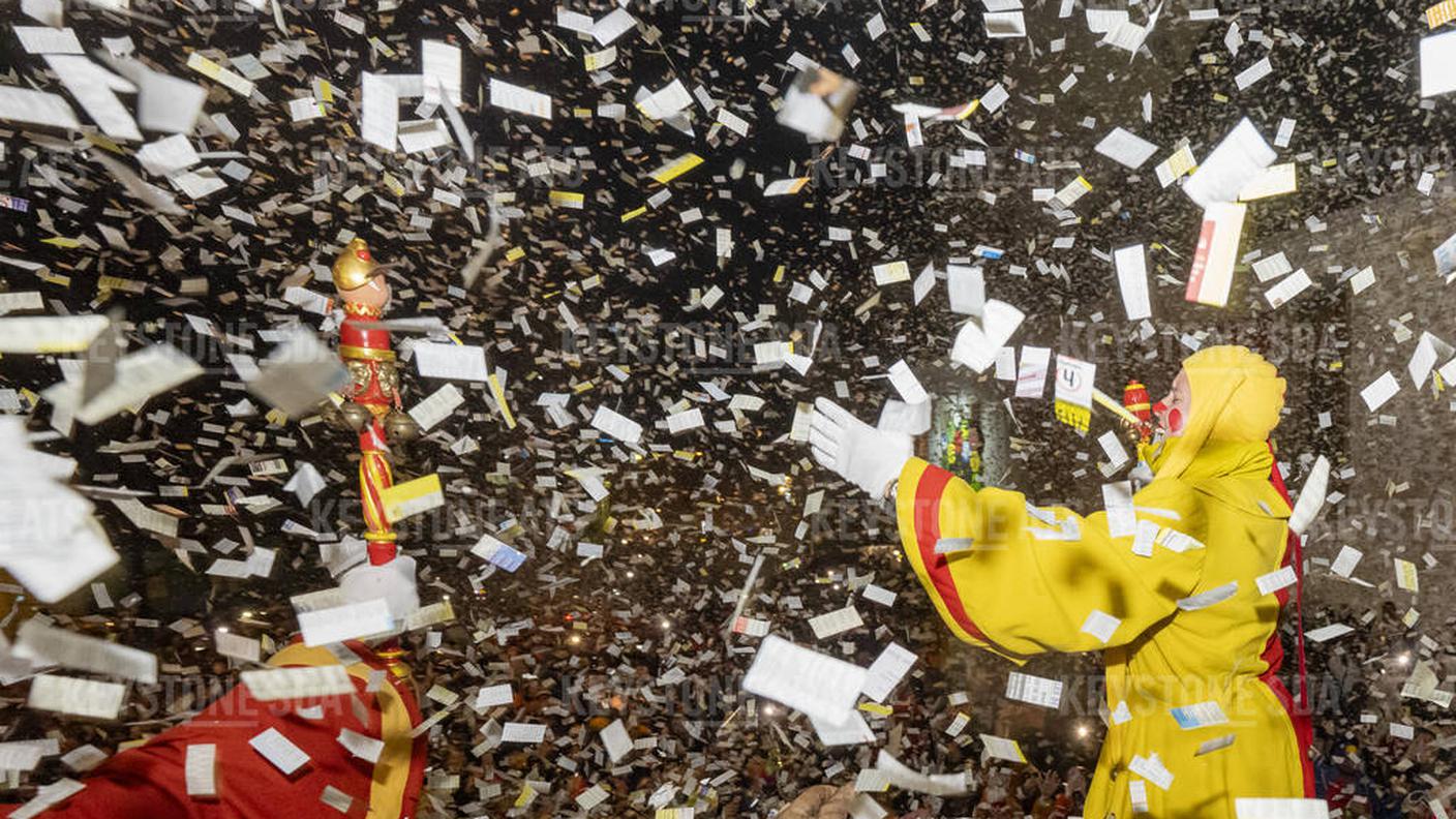 La pioggia di carta e coriandoli che ha dato inizio ai festeggiamenti in città vecchia a Lucerna