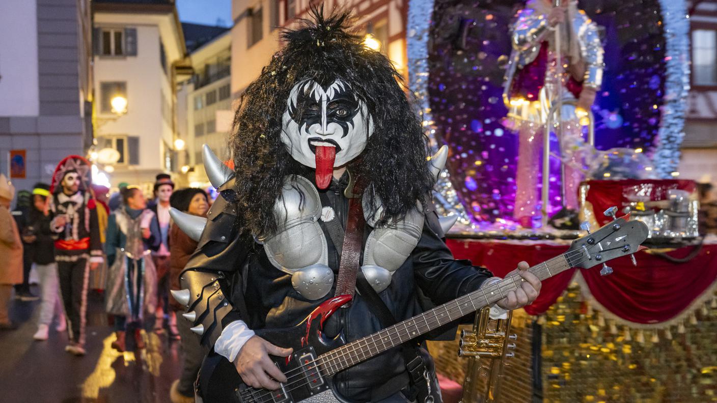 I costumi e gli accessori usati dai festaioli lucernesi spaziano davvero da un estremo all'altro
