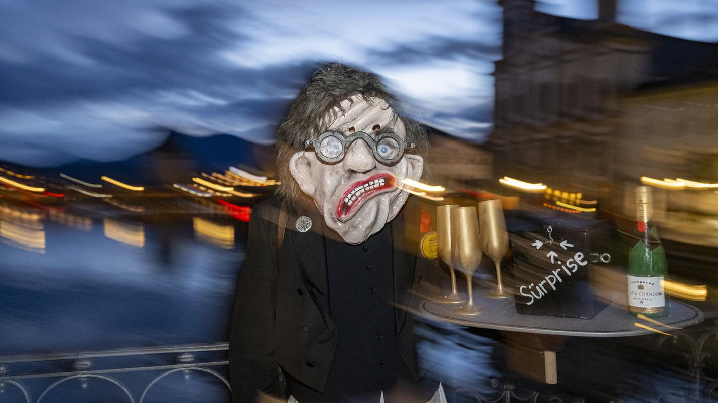 Le maschere e i festaioli hanno iniziato ad animare il lungolago lucernese fin dall'alba