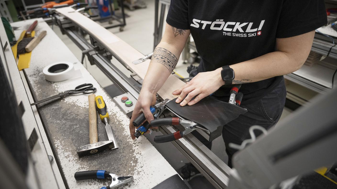 La sovrapposizione a strati dei vari materiali nello stampo è un lavoro che richiede grandi abilità manuali 