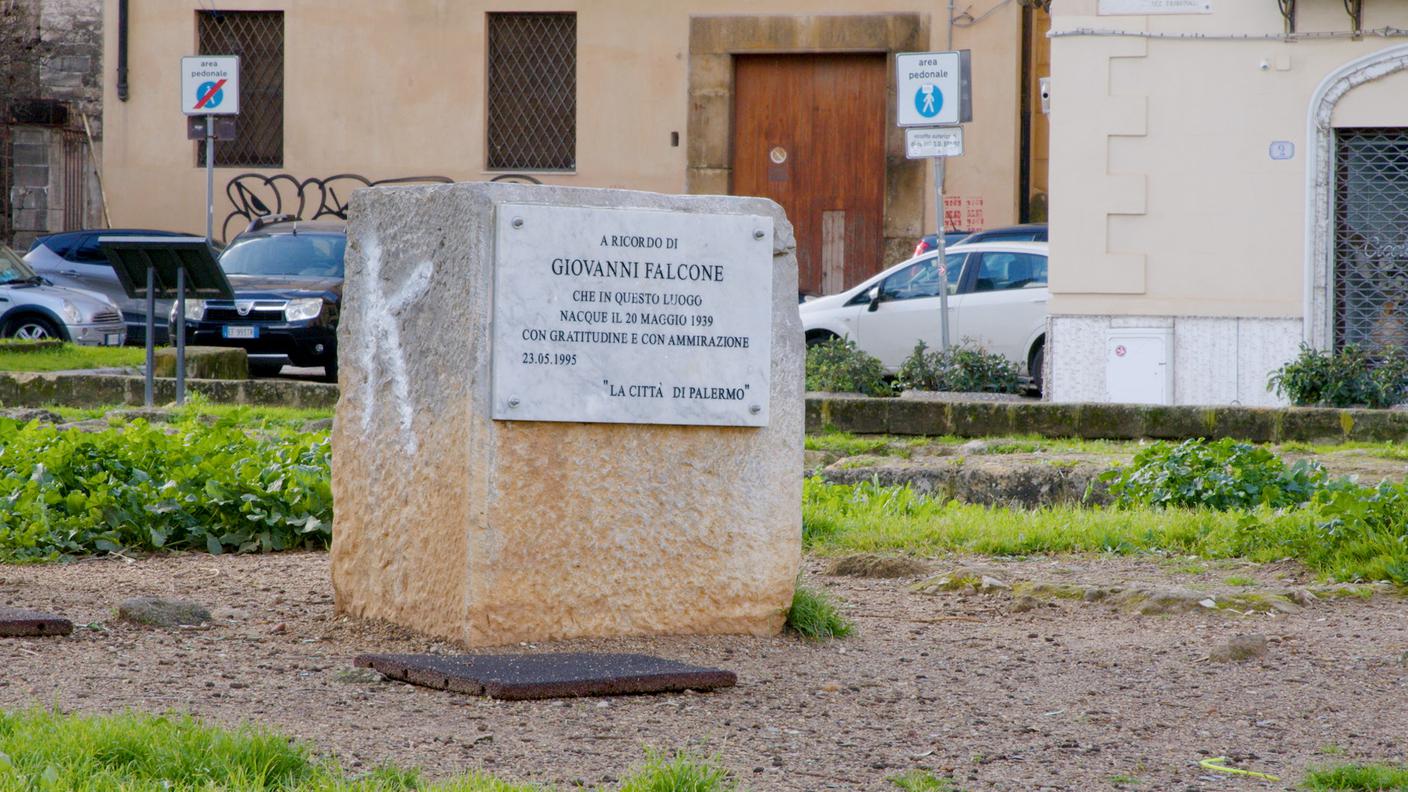 Targa in memoria di Giovanni Falcone, Piazza Magione
