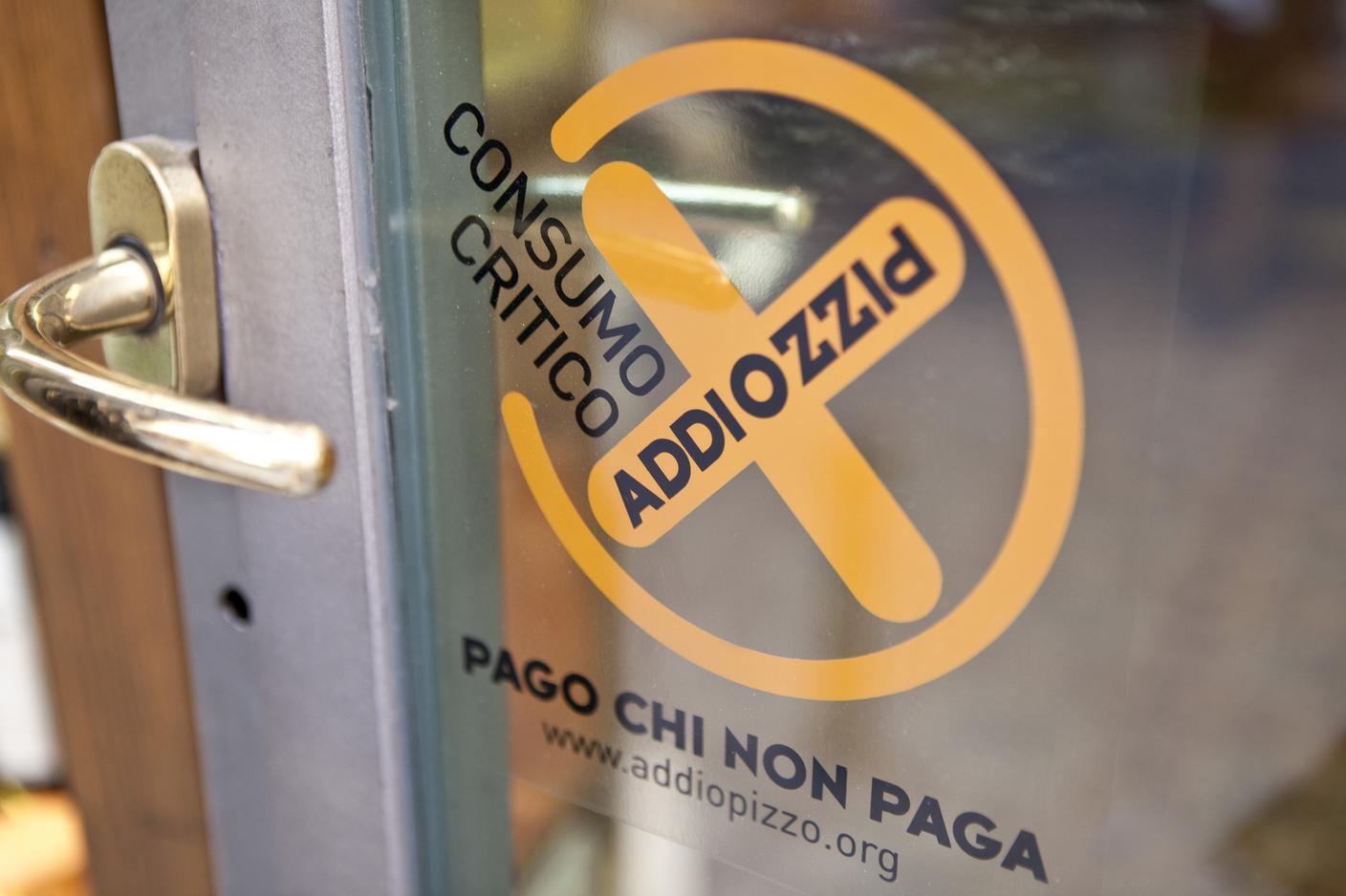 Adesivo Addiopizzo, campagna "Pago chi non paga"