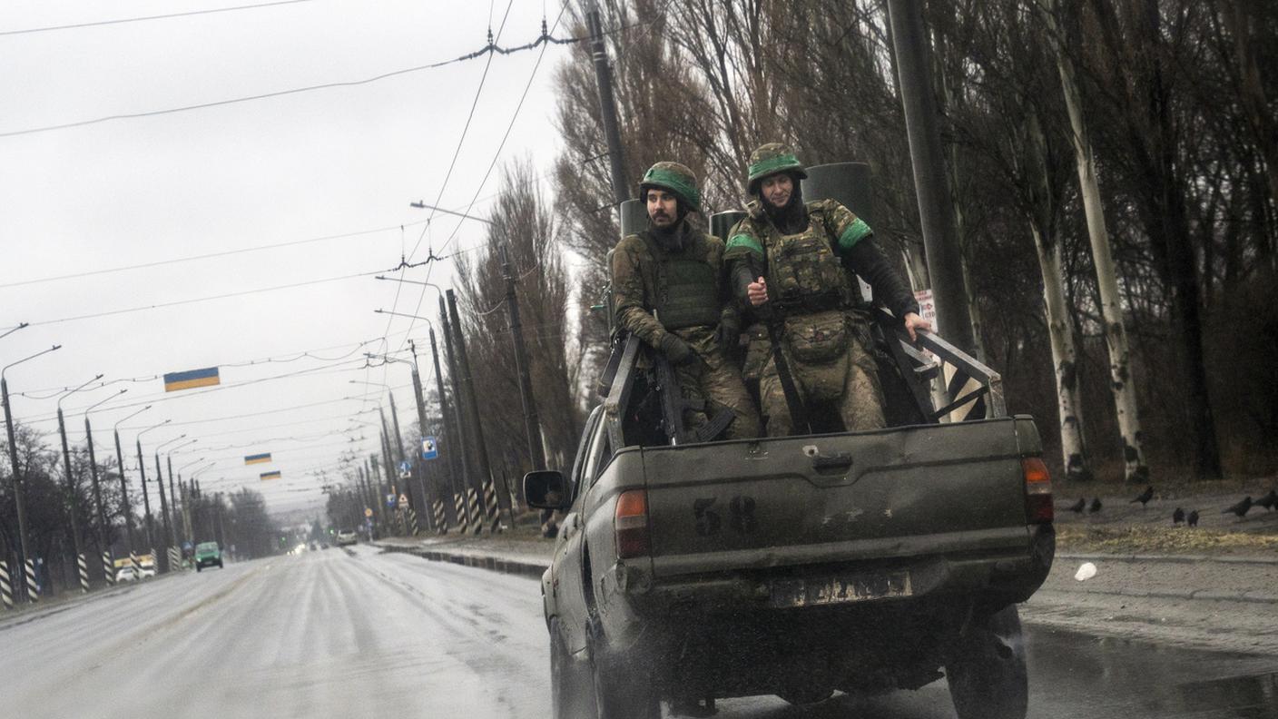 Soldati ucraini sulla strada per Kramatorsk