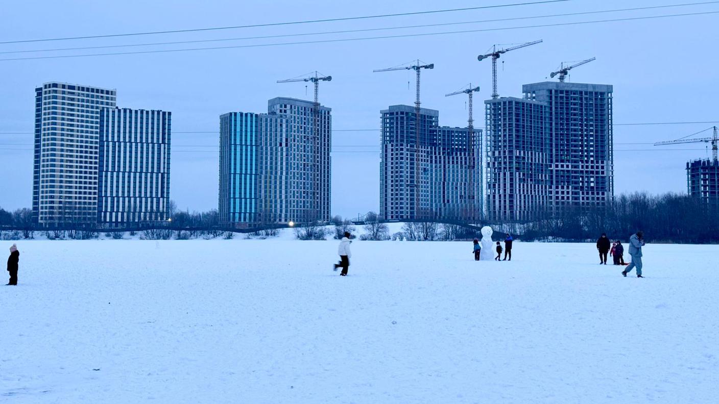 Gli abitanti di Kiev passeggiano sulle sponde del fiume ghiacciato