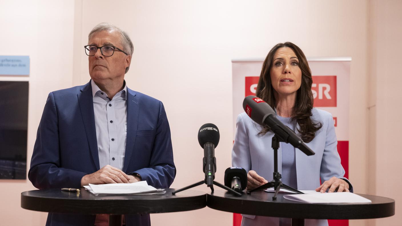 Jean-Michel Cina domenica a Berna insieme alla direttrice generale della SSR Susanne Wille