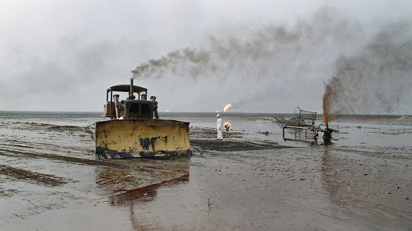 Great Burgan, Kuwait, 5 aprile 1991: nel secondo giacimento petrolifero al mondo, è in corso un'operazione di bonifica