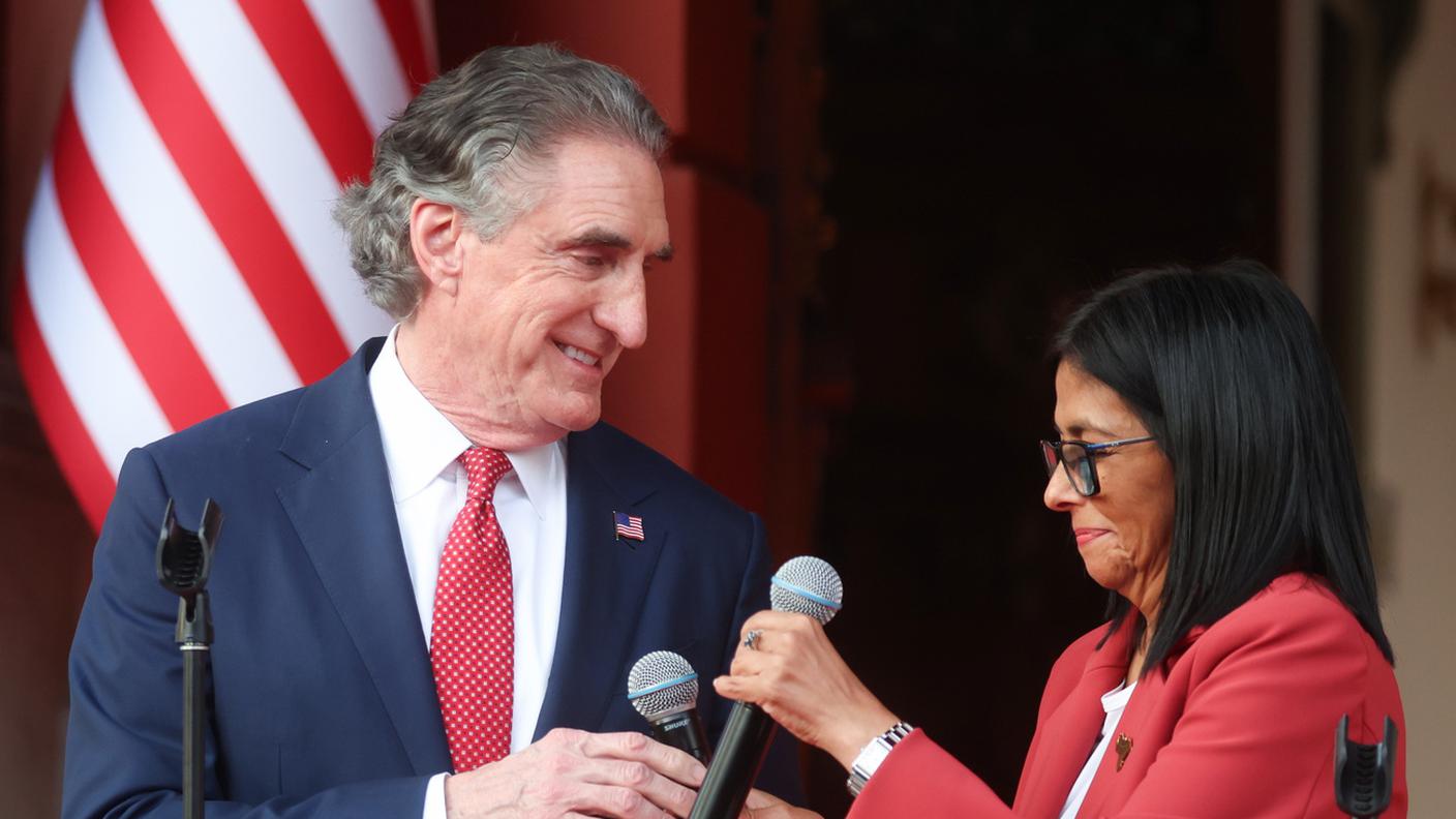 La presidente ad interim del Venezuela Delcy Rodriguez insieme al segretario degli Interni degli Stati Uniti Doug Burgum a Caracas, lo scorso 4 marzo