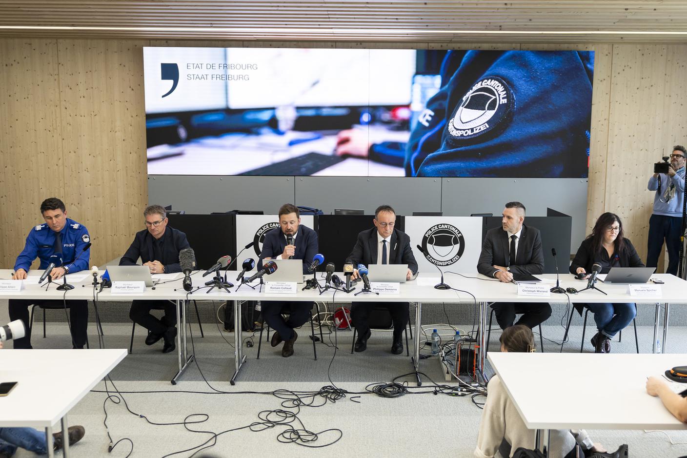Durante la conferenza stampa. Da sinistra a destra: Philippe Allain, comandante della Polizia cantonale di Friburgo, Raphael Bourquin, procuratore generale del Cantone di Friburgo, Romain Collaud, membro del Consiglio di Stato di Friburgo, Philippe Demierre, presidente del Consiglio di Stato di Friburgo, Christoph Wieland, prefetto del distretto del lago, Manuela Spicher, responsabile del centro di emergenza medica 144 Friburgo-Giura