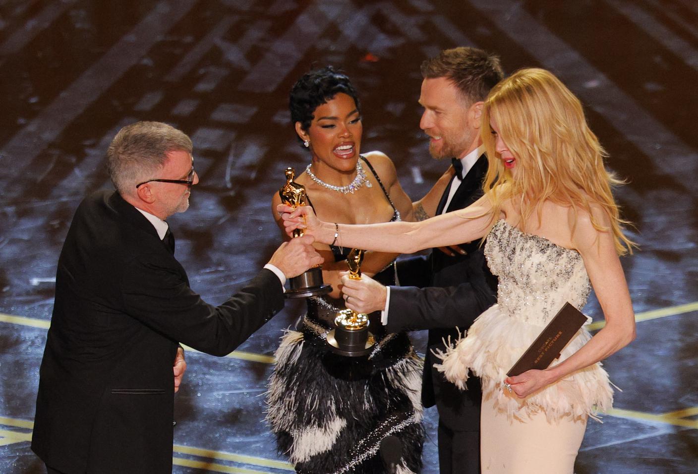 Il regista Paul Thomas Anderson e l'attrice Teyana Taylor ricevono l'Oscar per “One Battle after Another”