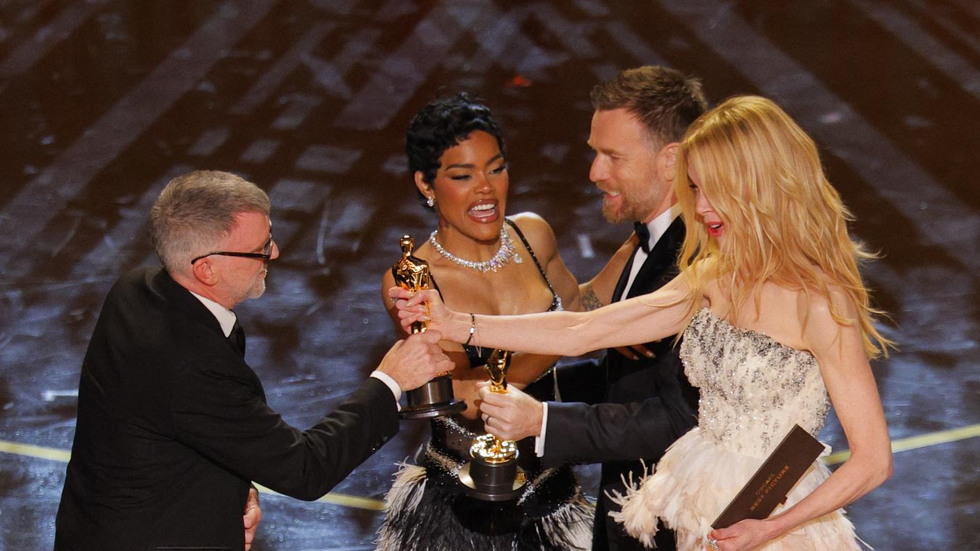 Il regista Paul Thomas Anderson e l'attrice Teyana Taylor ricevono l'Oscar per “One Battle after Another”