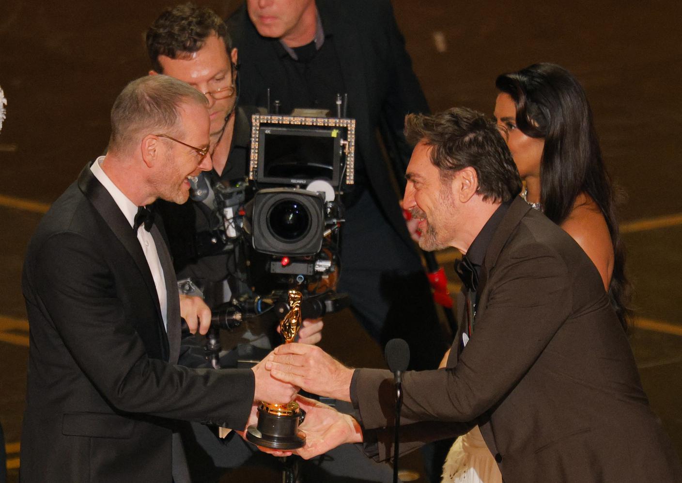 Javier Bardem premia il regista Joachim Trier per "Sentimental Value"