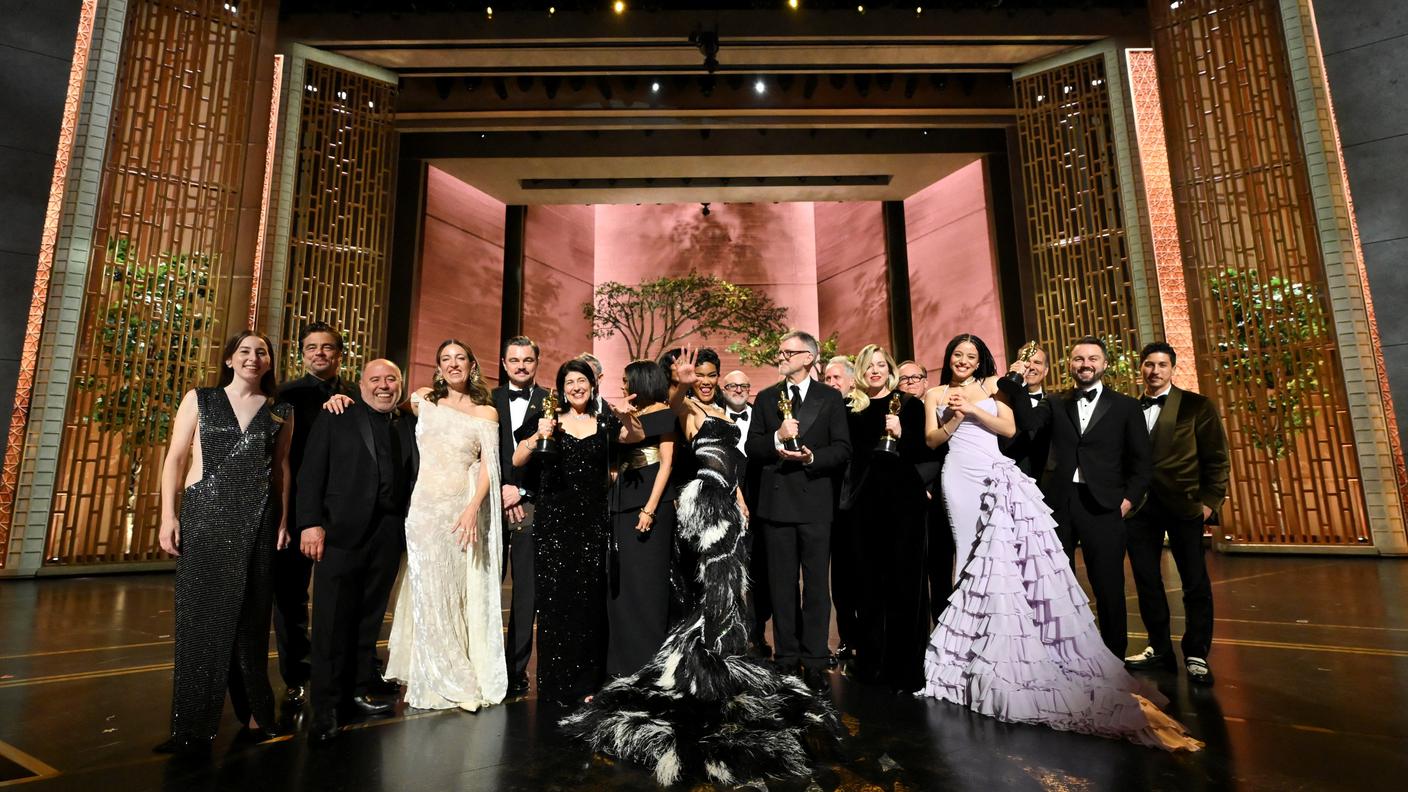 Anderson, al centro con la statuetta, insieme al cast di "Una battaglia dopo l'altra"