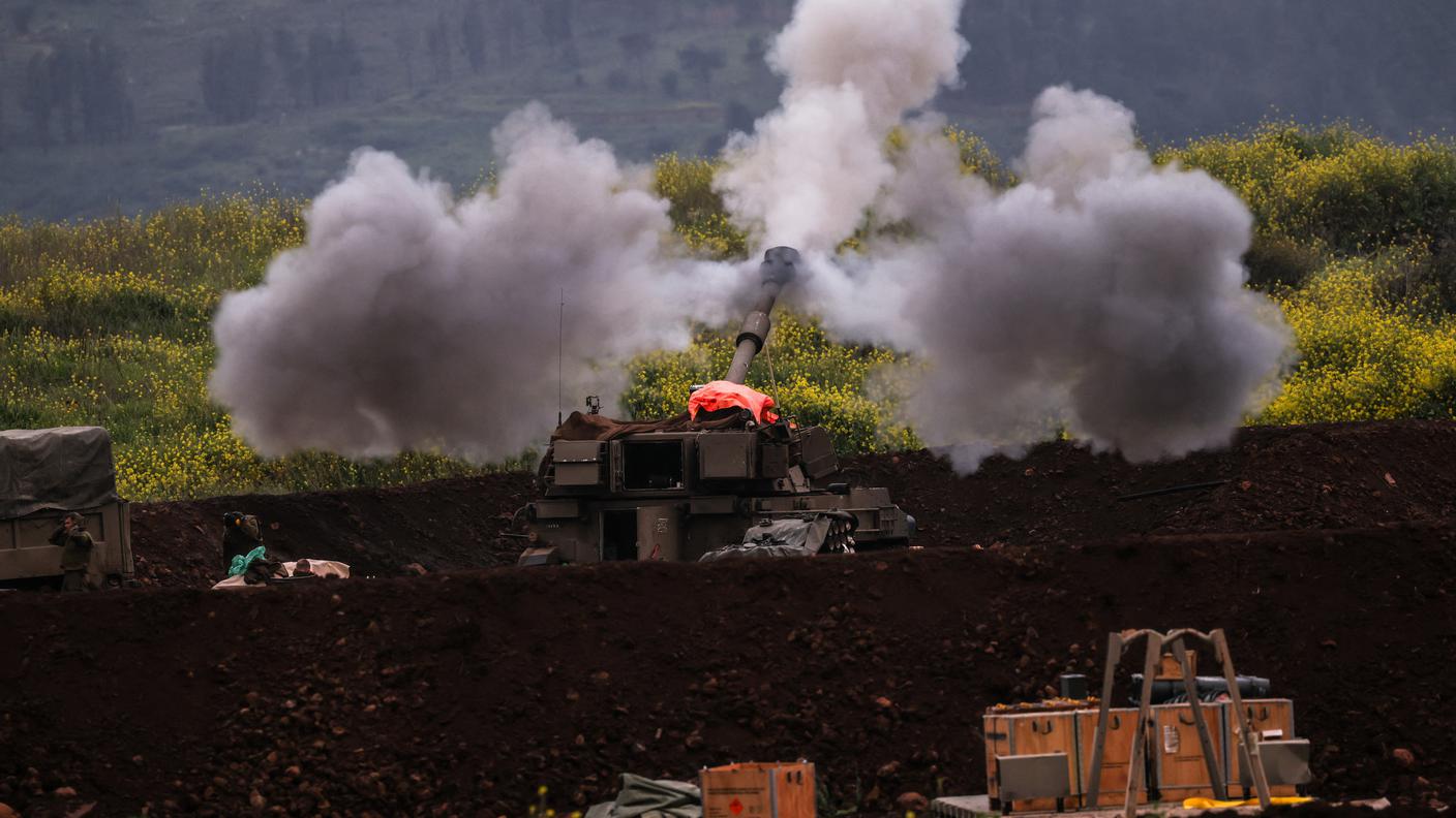 Un carro armato israeliano alla frontiera col Libano