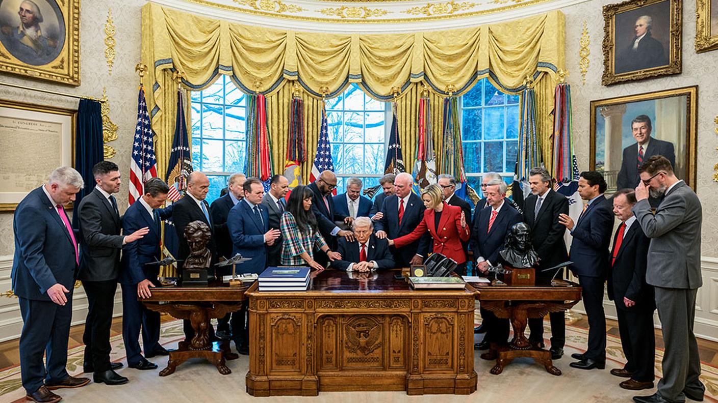 Il presidente Donald Trump incontra i membri del White House Faith Office nello Studio Ovale a Washington