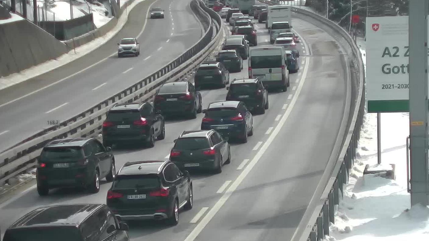 La coda al portale nord del San Gottardo