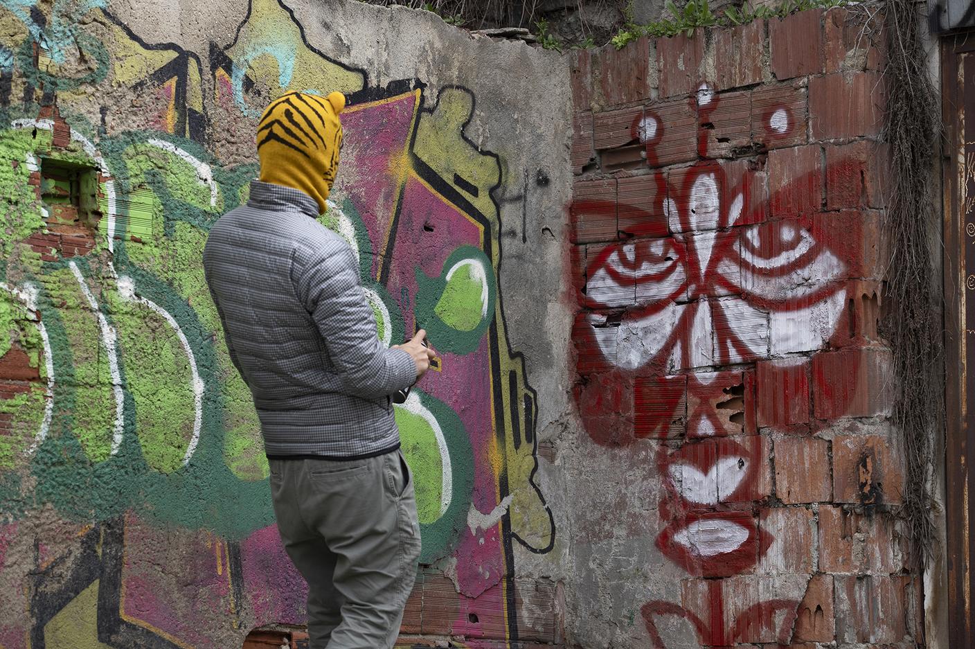 L’artista iraniano alle prese con il suo ultimo graffito.