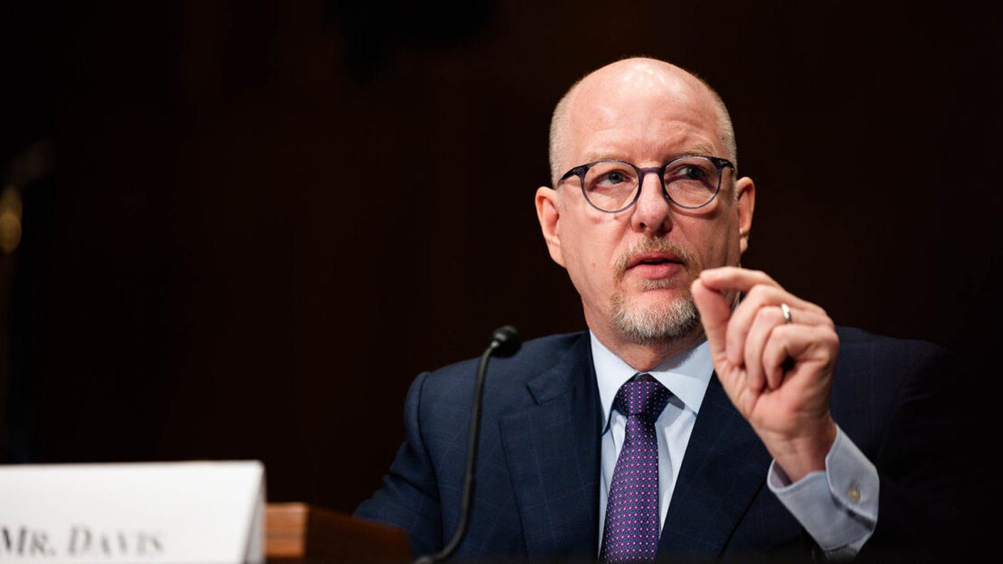 Robert Davis, amministratore delegato di Merck, parla durante un'audizione della commissione del Senato per la salute, l'istruzione, il lavoro e le pensioni sui prezzi dei farmaci a Washington, DC, nel febbraio 2024