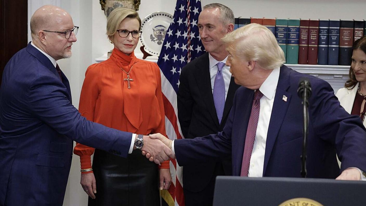 Il presidente degli Stati Uniti Donald Trump stringe la mano al CEO di Merck Robert Davis durante l'annuncio di dicembre della Casa Bianca sulla riduzione dei costi dei farmaci da prescrizione
