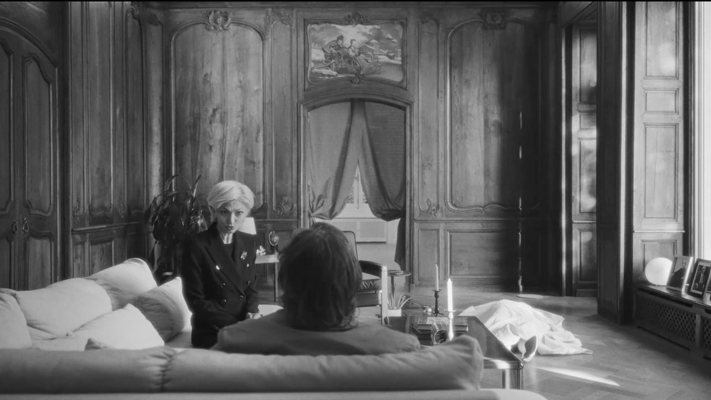 Mathilde von Zahnd (Giorgia Senesi), la dottoressa direttrice e proprietaria della clinica psichiatrica "Les Cerisiers".