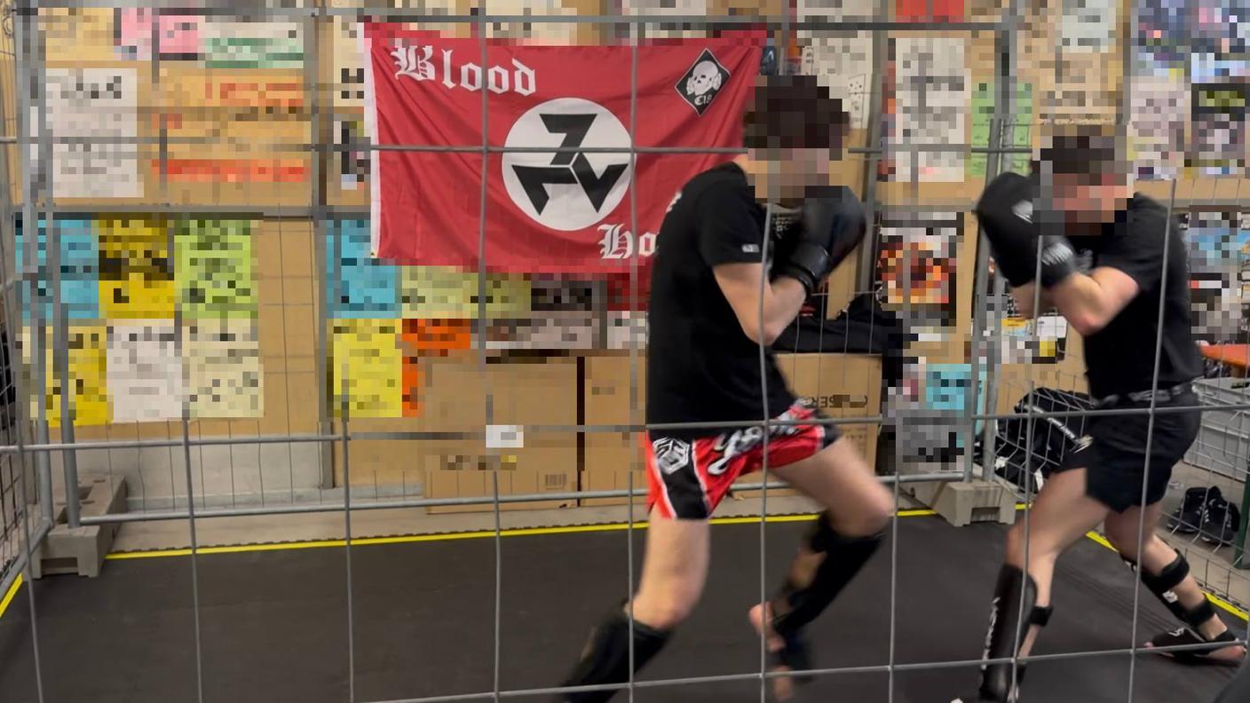 La bandiera di Blood and Honour, in alto a destra il logo di Combat 18