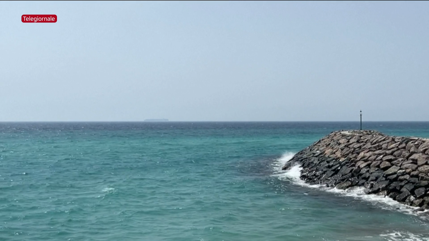 In lontananza, la nave della Nova Marine Carriers SA