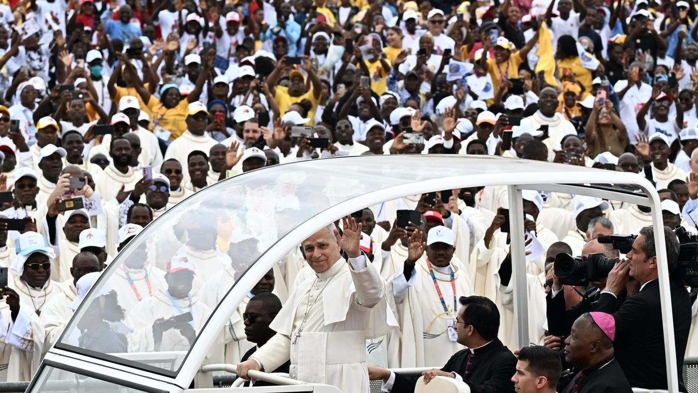 Il Papa in Angola, all'arrivo a Kilamba per la messa davanti a moltissimi fedeli