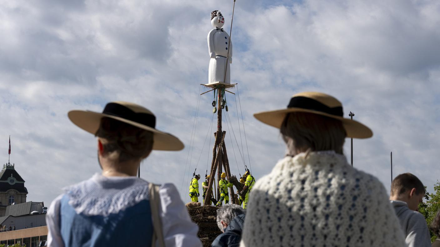 Il pupazzo simbolo dell'inverno pronto per il rogo