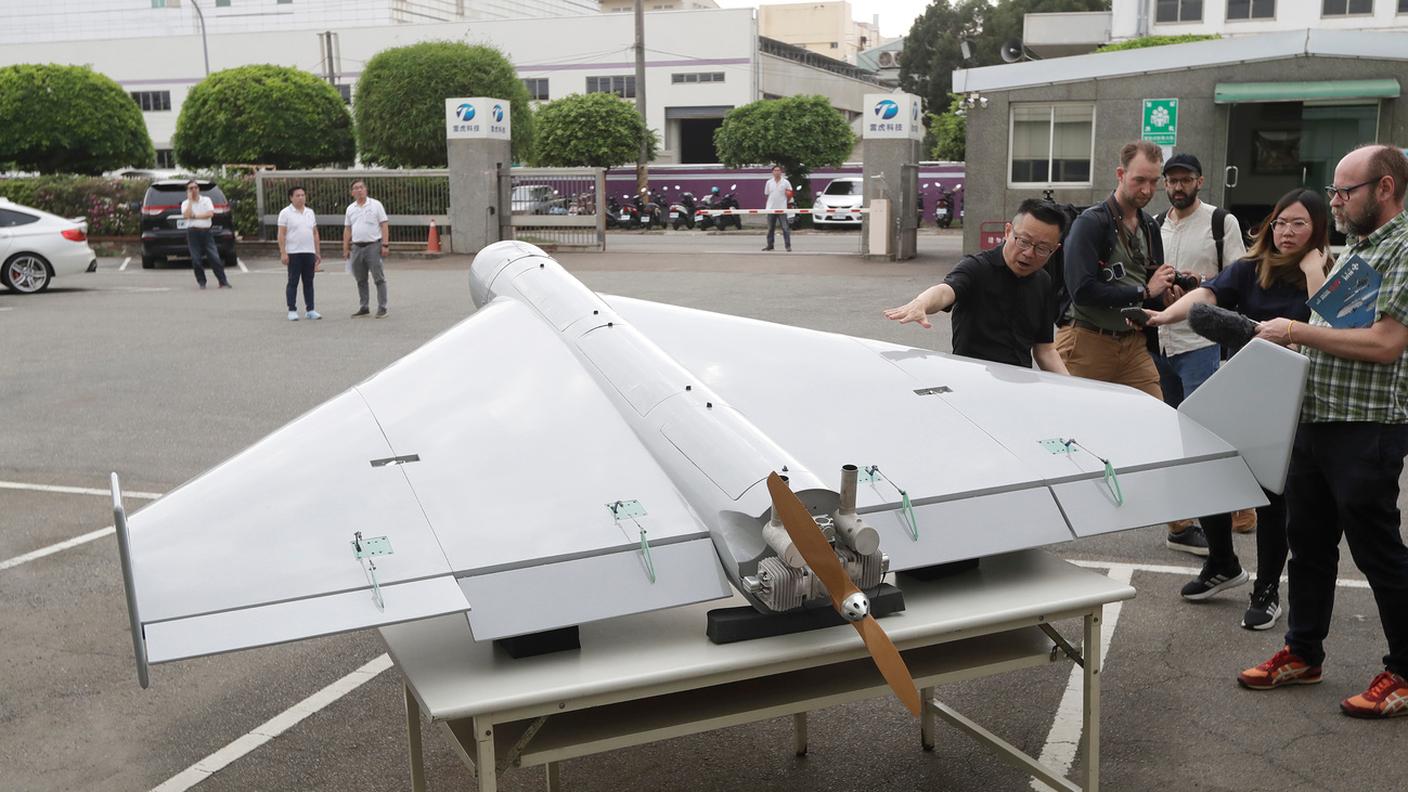 Gene Su, direttore generale di Thunder Tiger Group, mostra un drone da combattimento a giornalisti e fotografi