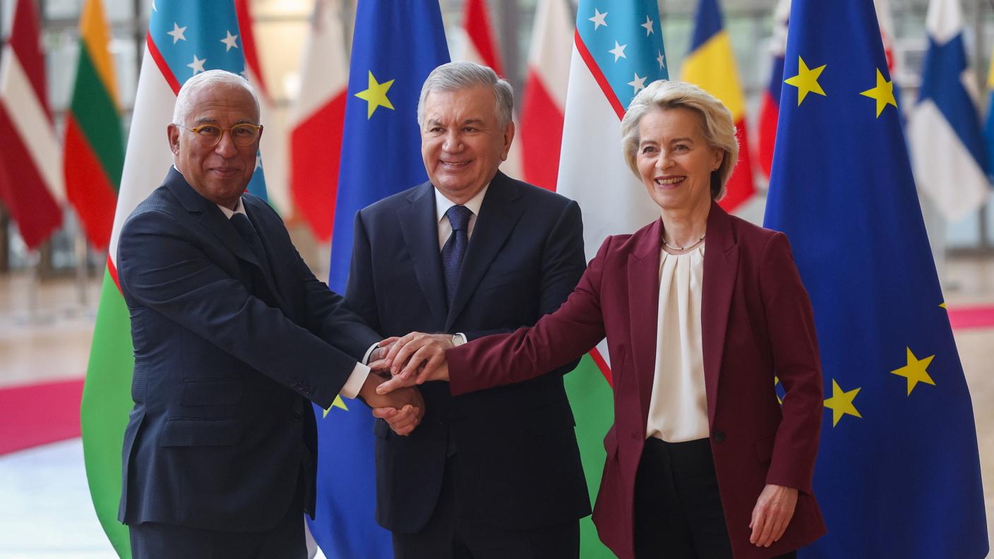 Il presidente dell'Uzbekistan Shavkat Mirziyoyev (al centro) la presidente della Commissione europea Ursula von der Leyen il presidente del Consiglio europeo Antonio Costa