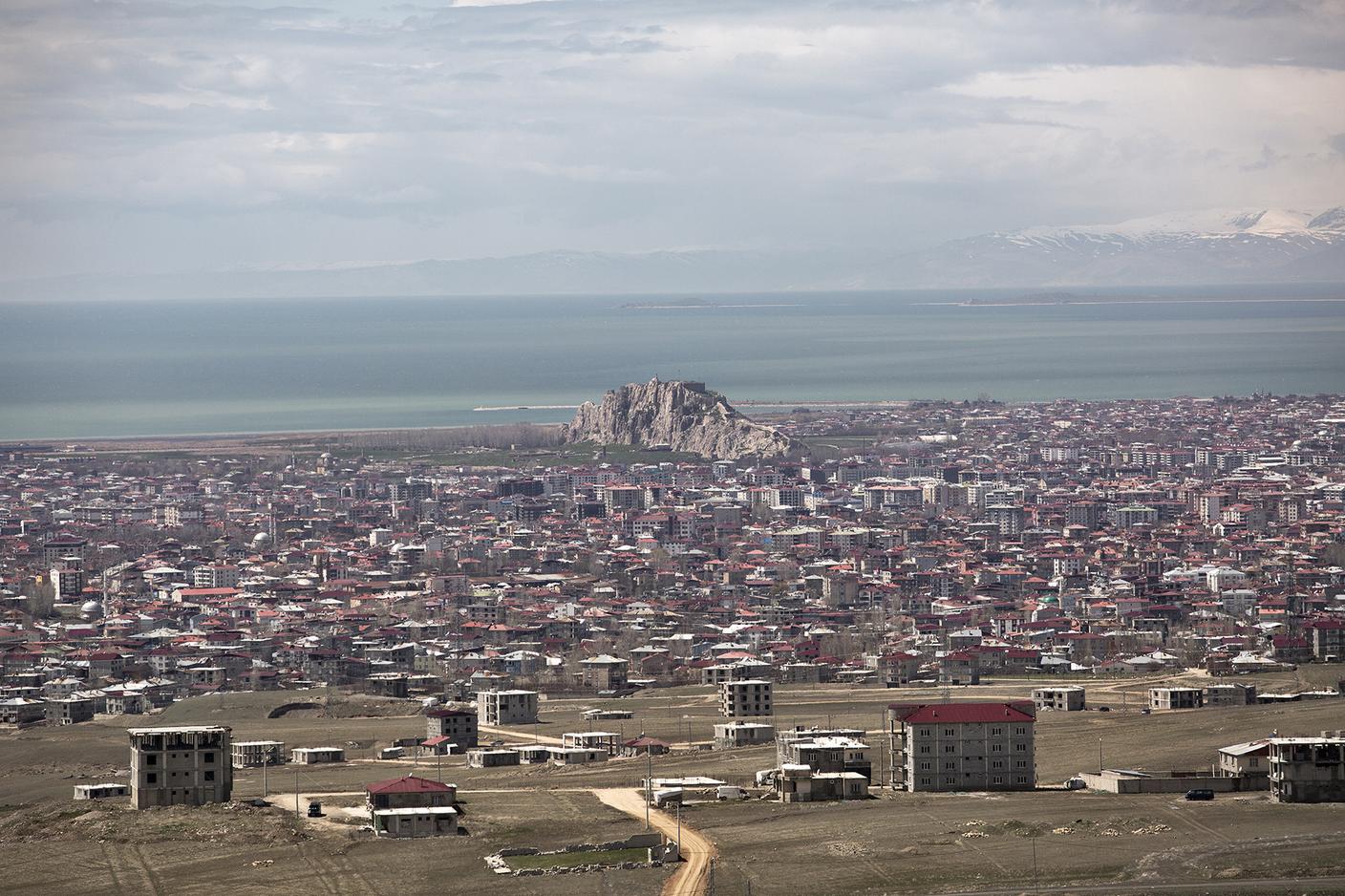 Il Castello di Van domina la città; le sue mura risalgono in parte all’antico regno armeno di Urartu (IX secolo a.C.).
