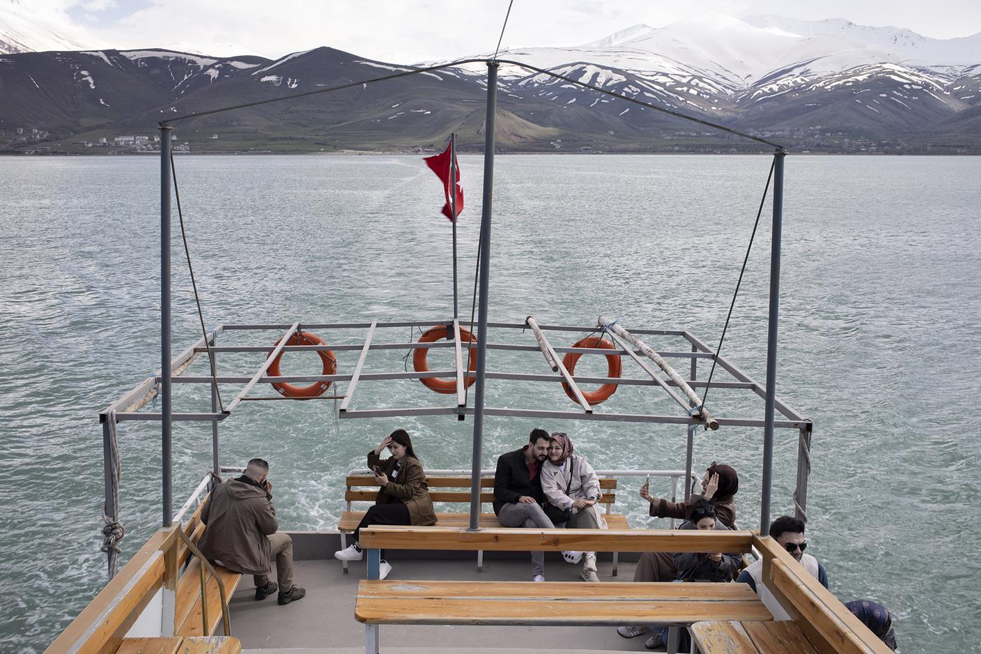 Il Lago di Van è talvolta definito “mare dei curdi”; in questa immagine, alcuni turisti lo attraversano in barca.
